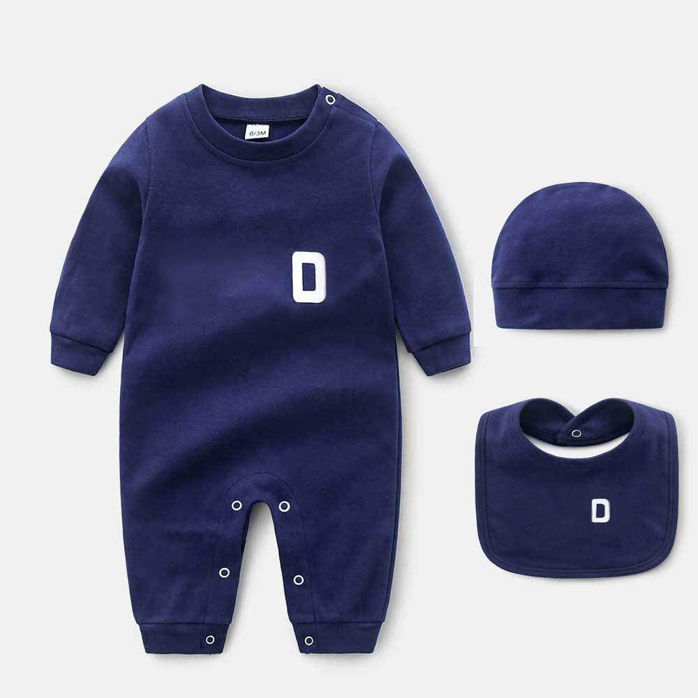 Pasgeboren Baby Die Een Gebreide Wortel of Pompoenhoed Dragen Stock