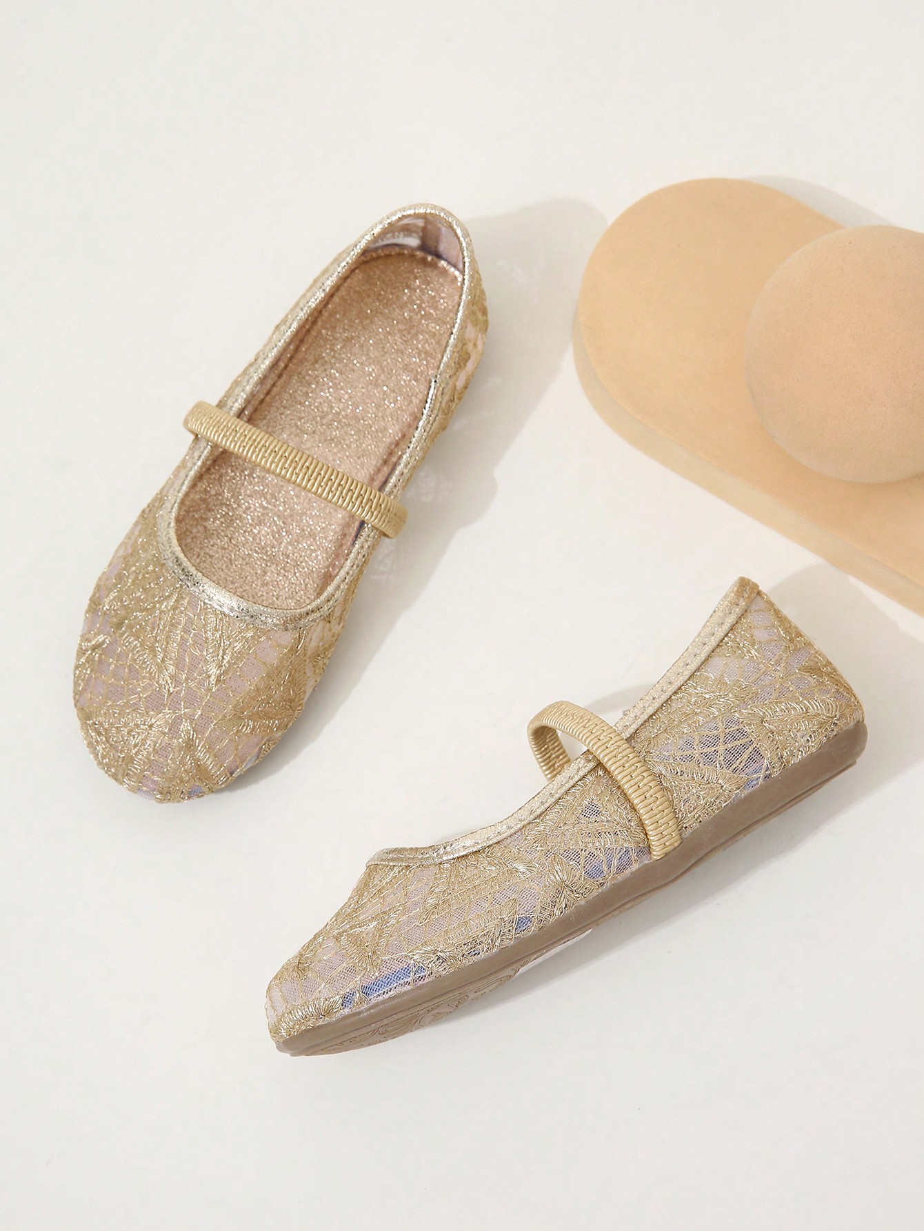 Goldene Netz- und Goldfaden-Stickerei, zufällig asymmetrisch mit runden Zehen, bequeme, süße und atmungsaktive Mädchen-Flats, vielseitige Sommer-Flats im neuen Stil für Mädchen und Kinder