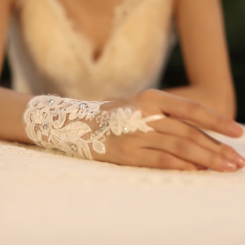 Kyunovia Beste Bruiloft Witte Korte Party Handschoenen Vingerloze Elegante Diamanten Bloem Avond Handschoenen Bridal Wedding Handschoenen