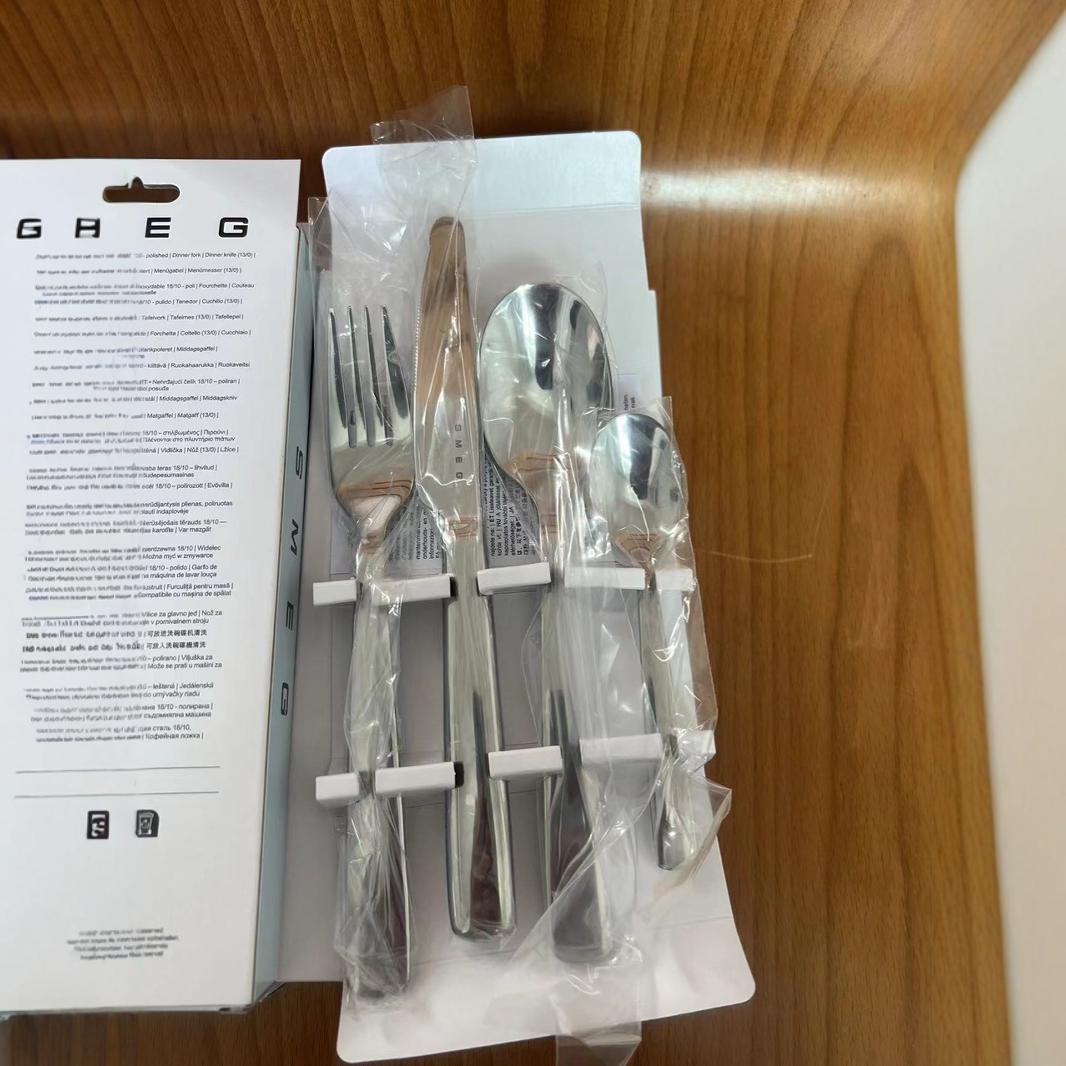 IN Voorraad SMEG Westerse Voedselmessenset Thuis 316 Roestvrij Staal Europese Hoogwaardige Steakmes En Vork Zilver 4-delige Lakenset: Default Title