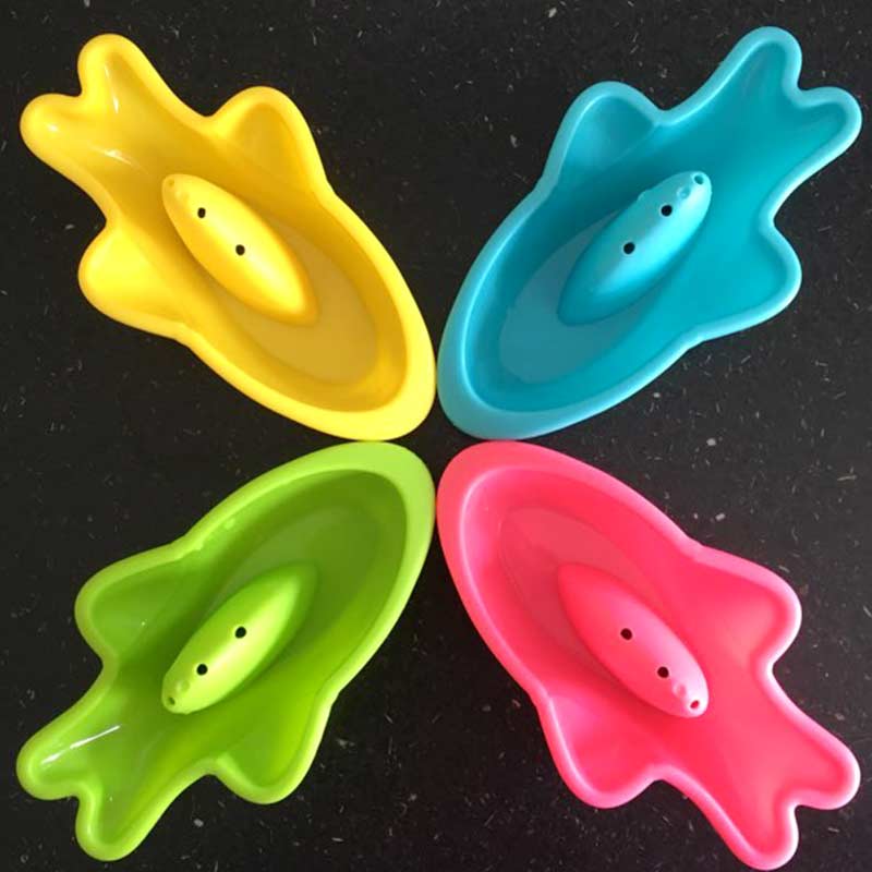 4Pcs / Set Boat Baby Bath Toy Plastic Classic Cute Underwater Shark Bathroom Swimming Toy Children Bath Toy