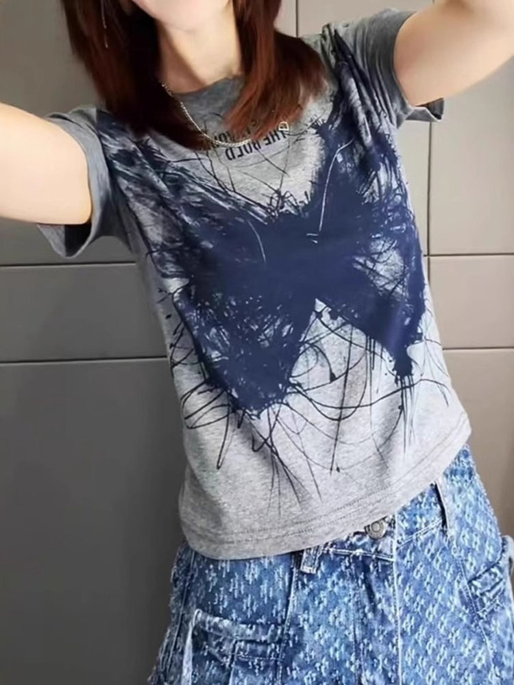 Avslappnad topp med åldersreducerande axelband, rund hals och fjärilstryck, löst bantande t-shirt med kort ärm.