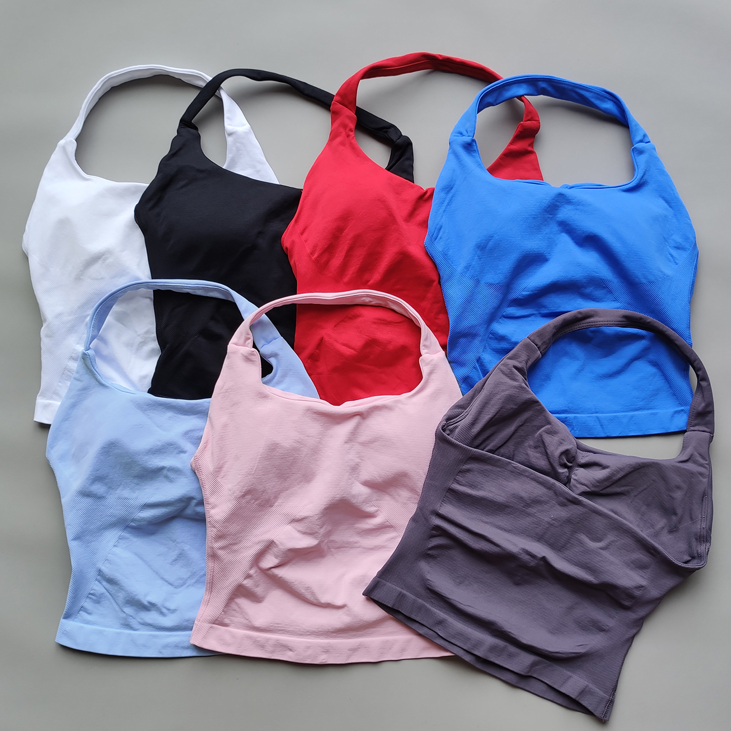 Gymväst med halterneck, rygglösa linnen, push up-material, sport-bh:ar, löparväst, träningstoppar, aktivkläder, yogakläder