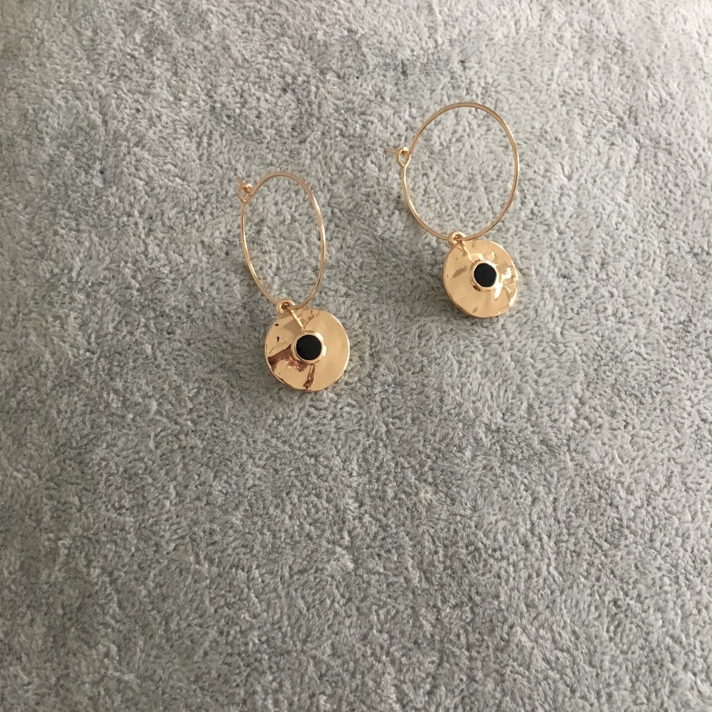 GIOIELLI di MODA casuale di colore dell'ORO di PLACCATURA MARTELLATO discoteca ROTONDO con SMALTO NERO ORECCHINI