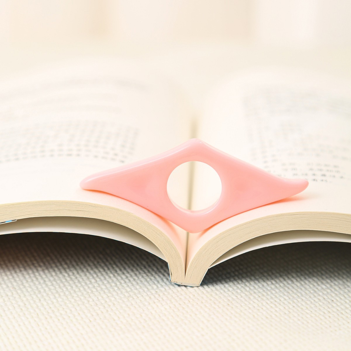 Acrylic Thumb Press Bookmarks for Reading Portable Thumb Book Support Book Expander School Supply Reading Aid Book Page Holder: Pink
