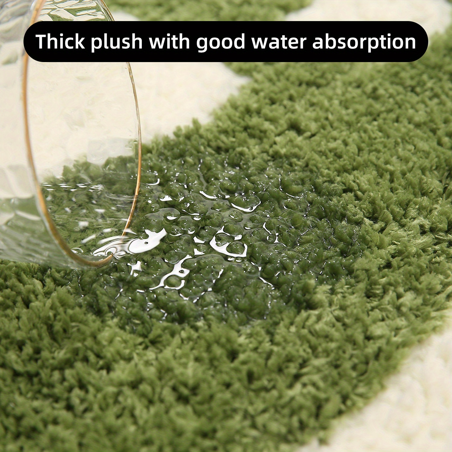 Un petit tapis mignon, moelleux et lavable en machine avec des empreintes. Il peut être utilisé comme tapis antidérapant dans la salle de bain.