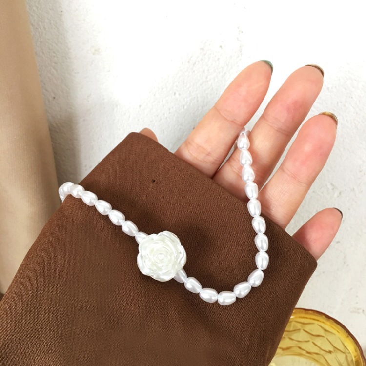 Witte Hars Bloem Imitatie Parels Kralen Ketting Voor Vrouwen Sleutelbeen Ketting Korte Kettingen Vrouwelijke 2022 Mode-sieraden