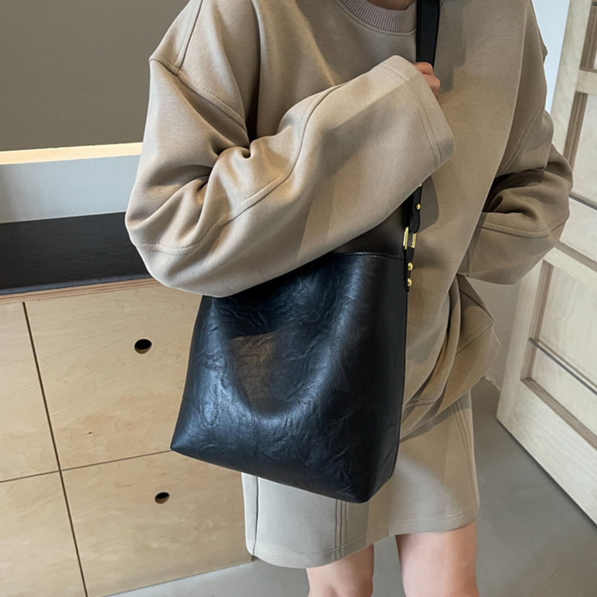 FOXER Women Simple Shoulder Hobo Bucket Bag Lady Large Capacity Daily Commuting Crossbody Handbag Tote
