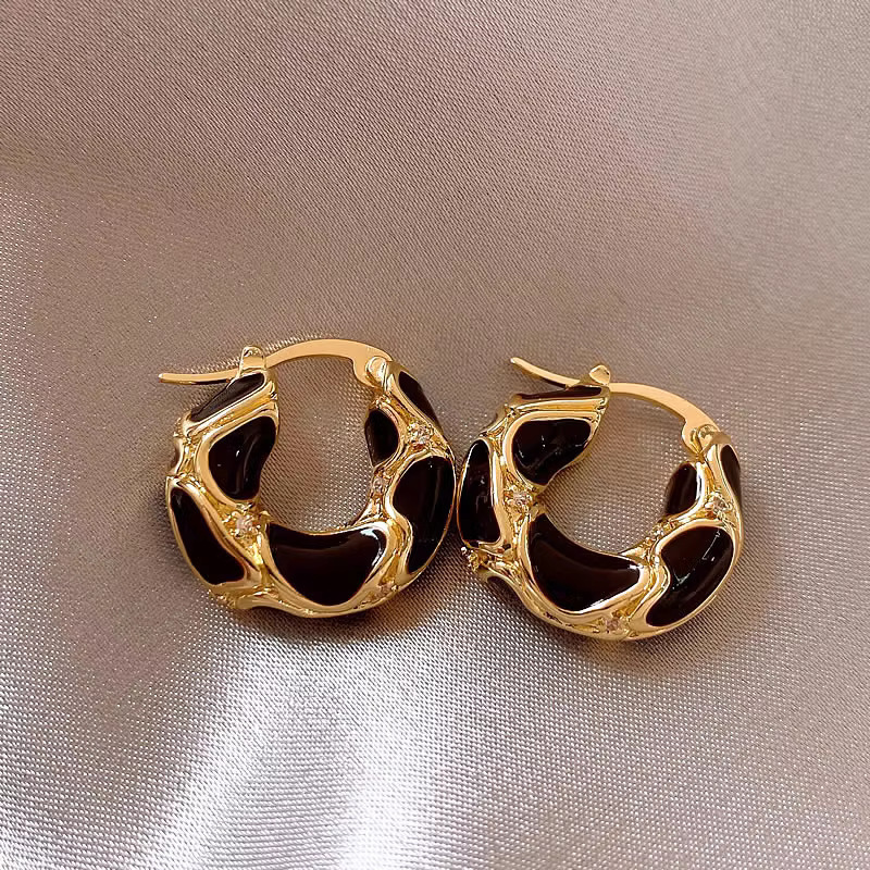 Pendientes de aro pequeños con textura de Metal para mujer, aretes chapados en oro, hebilla de oreja llamativa, de joyería creativos, nueva 2024: Color dorado