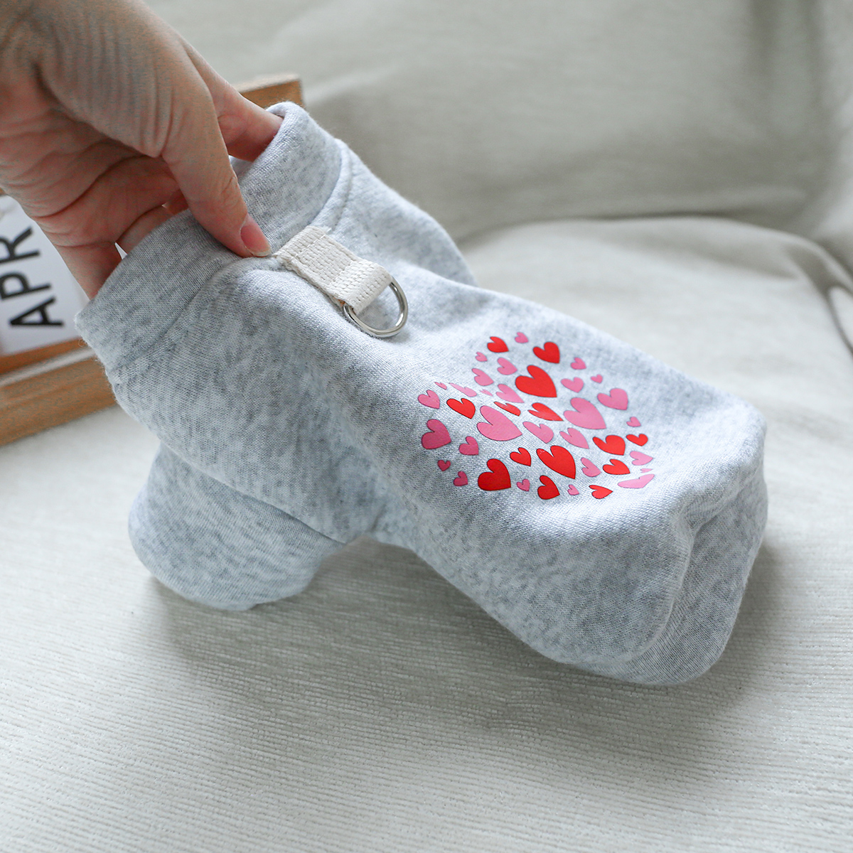 1PC huisdierkleding hond kat Valentijnsdag rode liefdesjas met trekkoordgesp, geschikt voor kleine en middelgrote honden