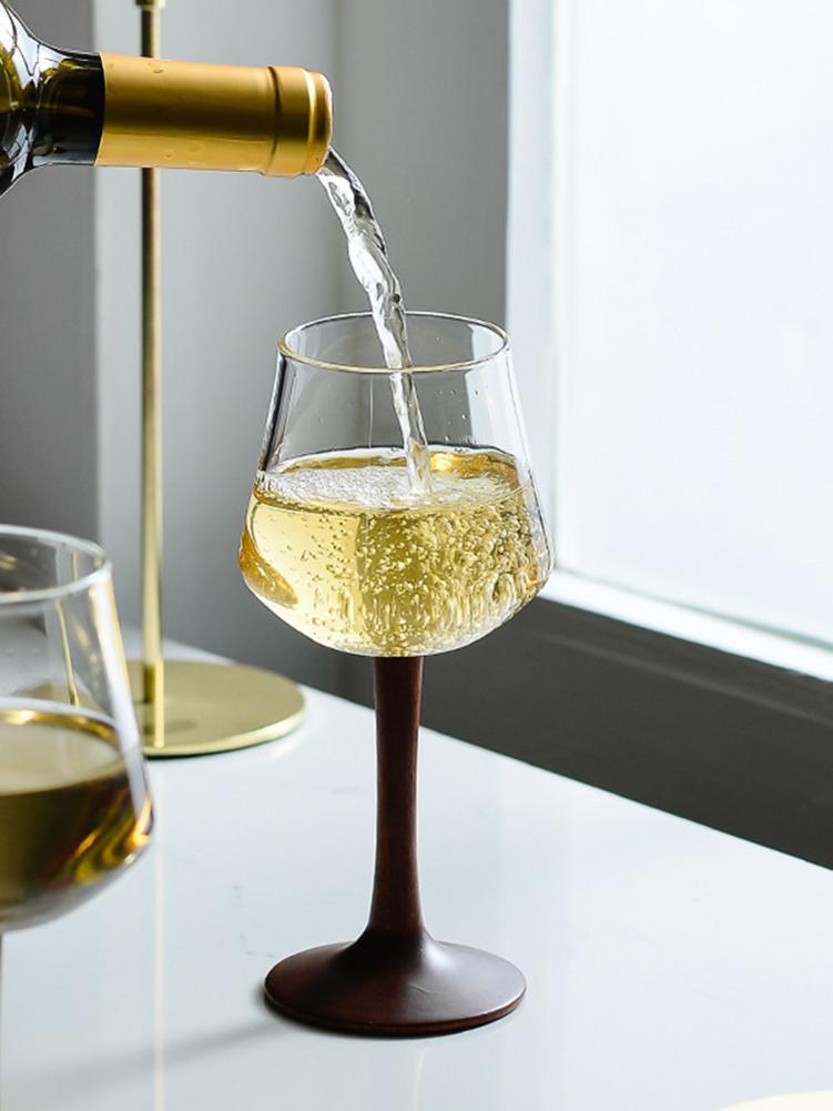 Viinilasi tyypillinen puinen korkea lasi koti hieno hotelli ravintola viinilasi juomavälineet