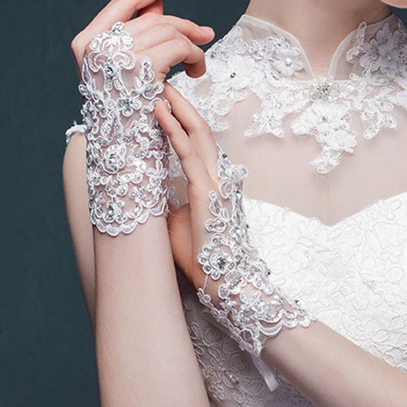 Korte alinea met strass-steentjes voor bruiloften met vingers van vrouwen