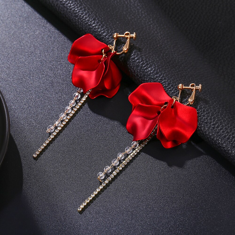 Erklæring rød blomst kronblad klip på øreringe til kvinder fest ørering til kvinder smykker: -en