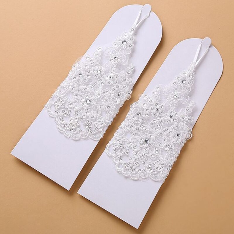 Korte alinea met strass-steentjes voor bruiloften met vingers van vrouwen