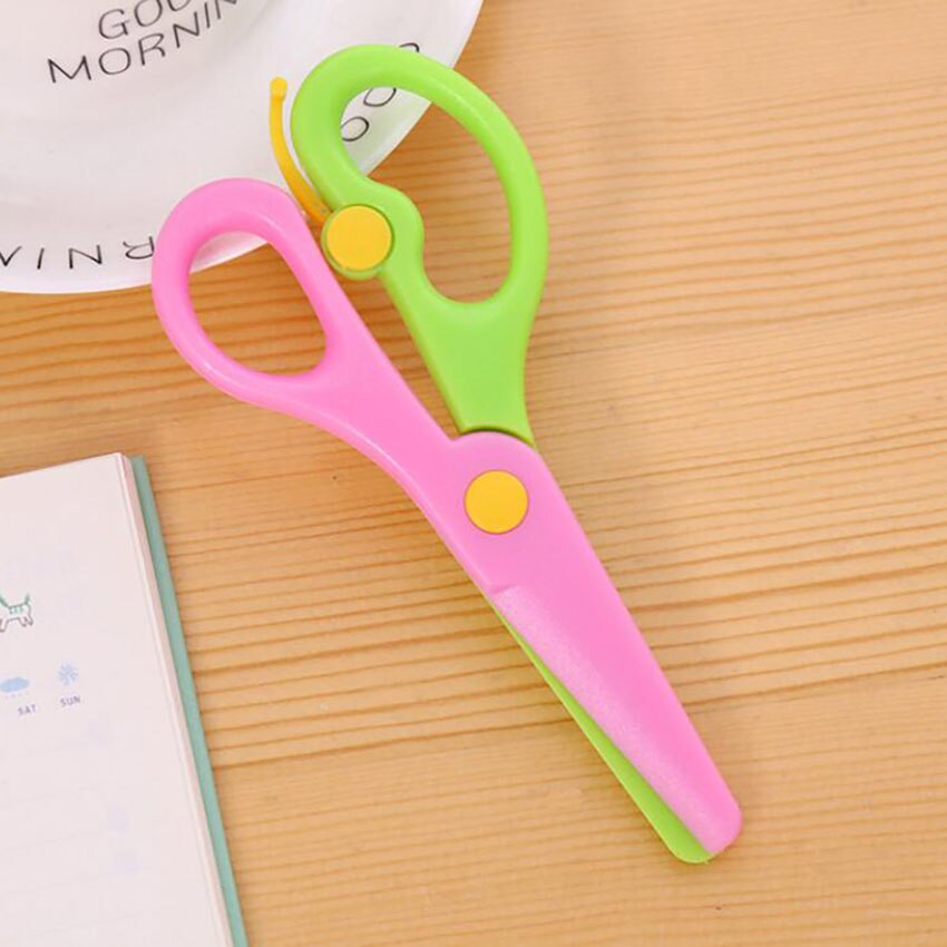 1pc plastbarn barn säkerhets sax dagis diy papper skärning mini konst sax kort foto mönster sax verktyg: Grön rosa