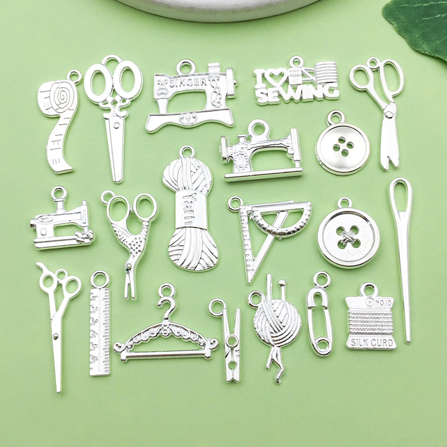 20/100 pièces outils de couture Vintage breloques ciseaux en alliage, boutons, Machine à coudre, pendentif de canette pour accessoires de fabrication de bijoux à bricoler soi-même: Plaqué bronze antique