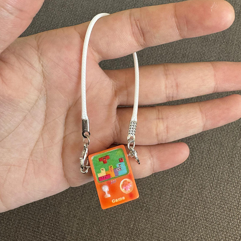 Dockskåpstillbehör smådjur miniatyr mobiltelefonmodell hängsmycke tecknad mini mobiltelefonmodell berlocker klä upp leksak: Rödvin