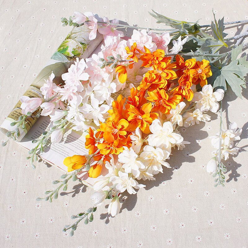 Kunst tak Forsythia met talrijke gele bloemen