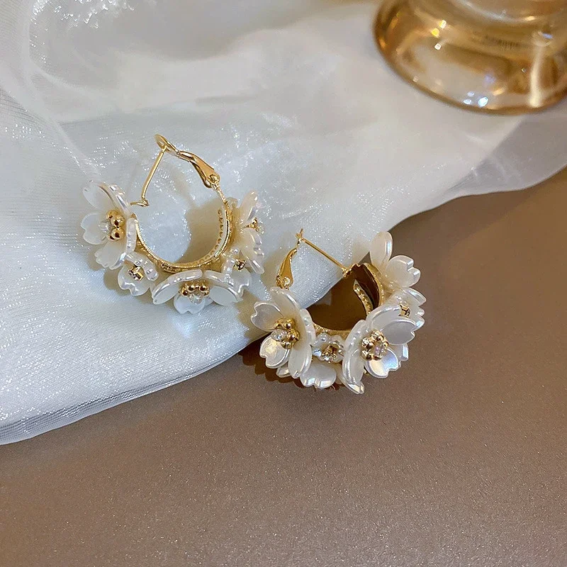 LATS Exquisite White Flower Splicing Hoop Earrings for Women Versatile C Earings Korean Trend Jewelry