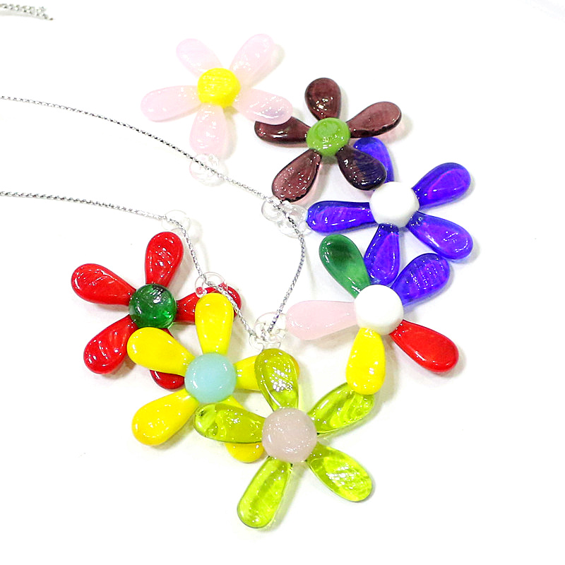 2 pçs pendurado colorido linda flor de vidro mini ornamentos festa de casamento decoração pingente fada jardim decoração charme acessórios