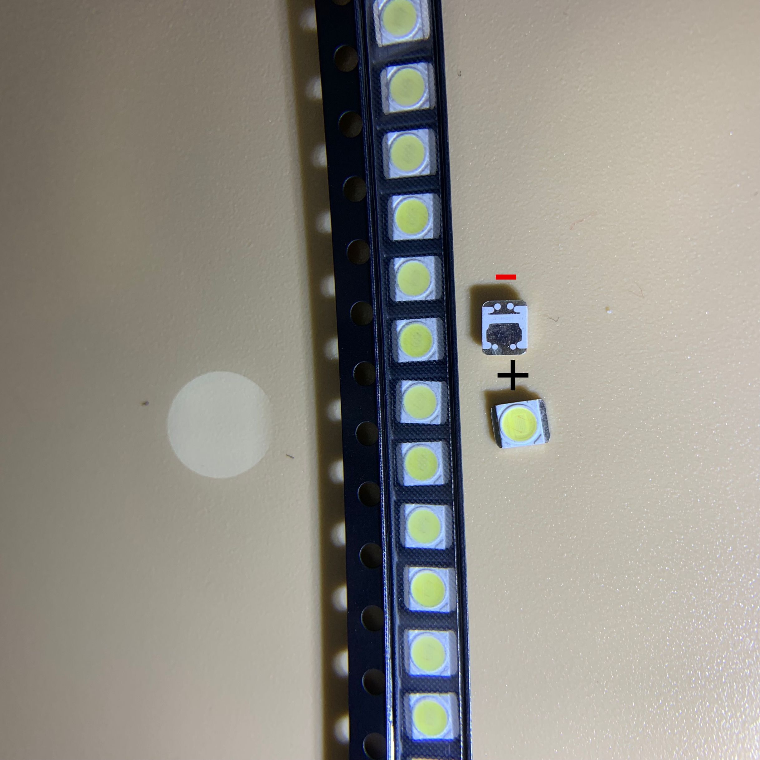 110 st för original lg led lcd tv bakgrundsbelysning lampa pärlor lins 1w 3v 3528 2835 cool vitt ljus pärla: Svart tejp-lg