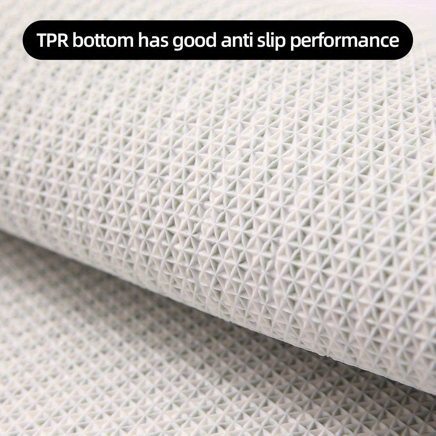 Un petit tapis mignon, moelleux et lavable en machine avec des empreintes. Il peut être utilisé comme tapis antidérapant dans la salle de bain.