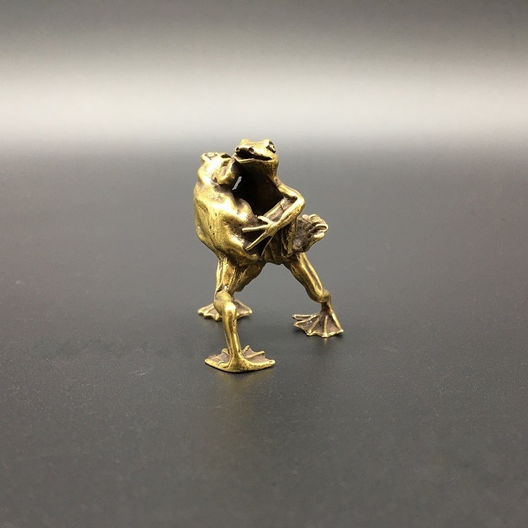 Collectable Chinese Brass Carved Animal Wrestling Frogs Exquisite Small Statues