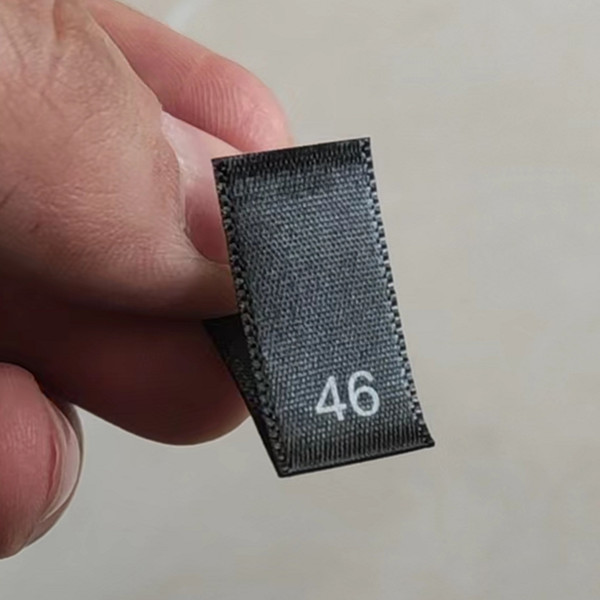 50 stk. sorte satin størrelsesmærker til tøj nummer 34 36 38 40 42 44 46 48 50 52 54 56 58 60 62 print størrelser mærkater fabrik: Kobber