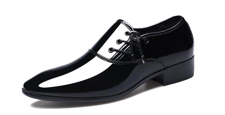 Kiiltonahkainen mekkokengät miehille metallinen teräväkärkinen aikuisten häät zapatos slip rento oxfordin musta kenkä