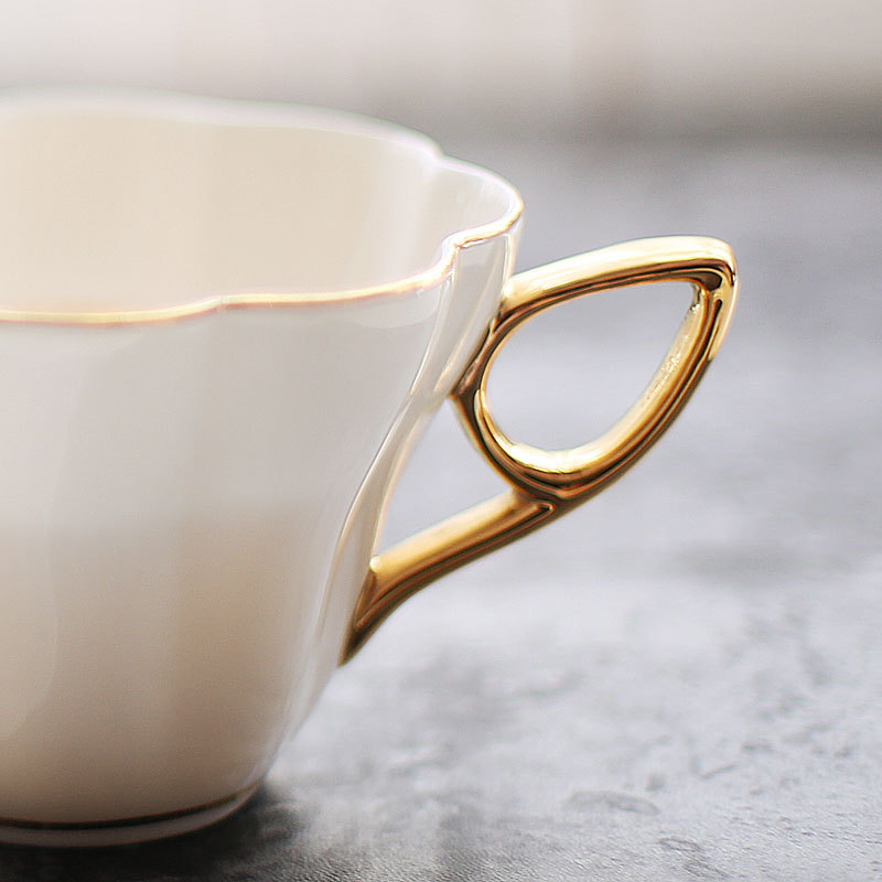 Tejp fat guld keramik blomma tekopp eftermiddagste engelsk svart mugg kaffekopp europeisk stil kopp självrörande mugg