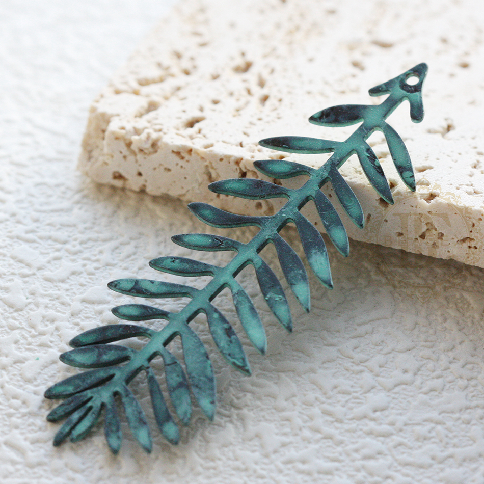 Een Stuk Handgemaakte Groene Patina Charme-Varieert Vormen En Grootte (Pta-C): Rhodium Plated