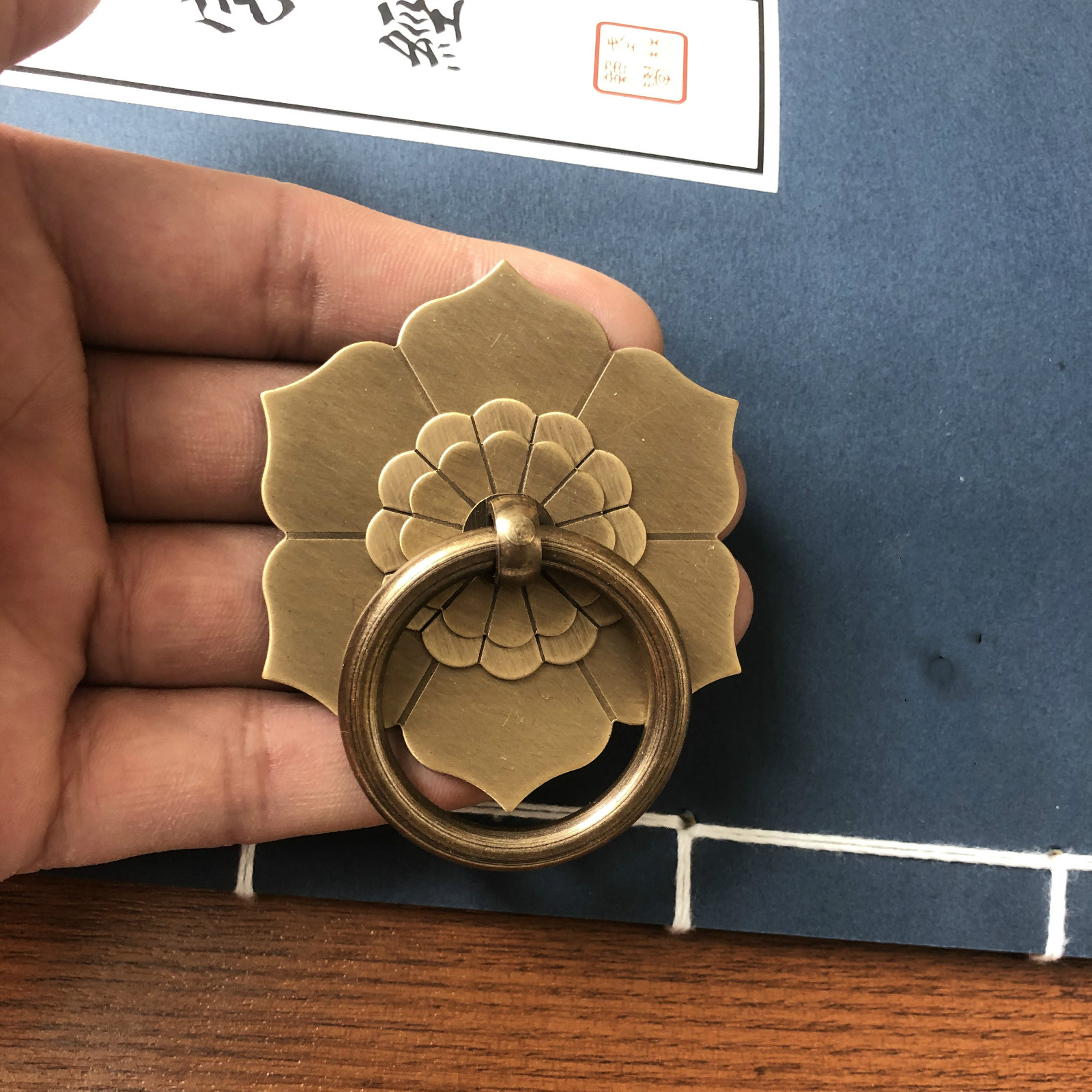 Tirador de cajón de cobre para puerta de vestidor, manija de anillo de latón Vintage, arandela de flores, tiradores de armario, muebles chinos