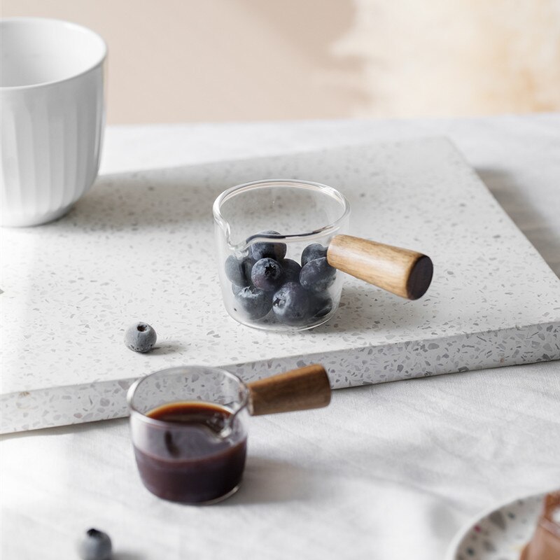 Taza de leche pequeña de vidrio, minijarra de leche con mango de madera, jarra de leche, taza de leche de miel, condimentos, plato pequeño, cubo occidental para restaurante y carne