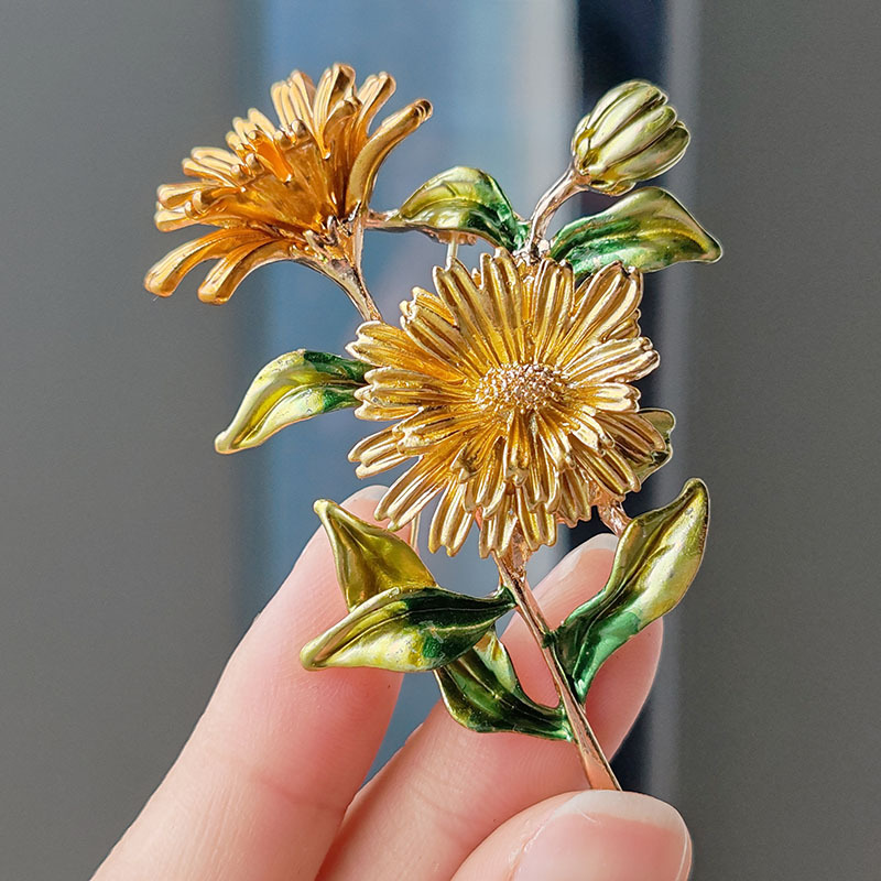 Broches clásicos esmaltados de margaritas y flores para mujer, alfileres de solapa para vestido, broche de ramo de boda a la , de joyería de lujo para mujer: Color amarillo dorado claro