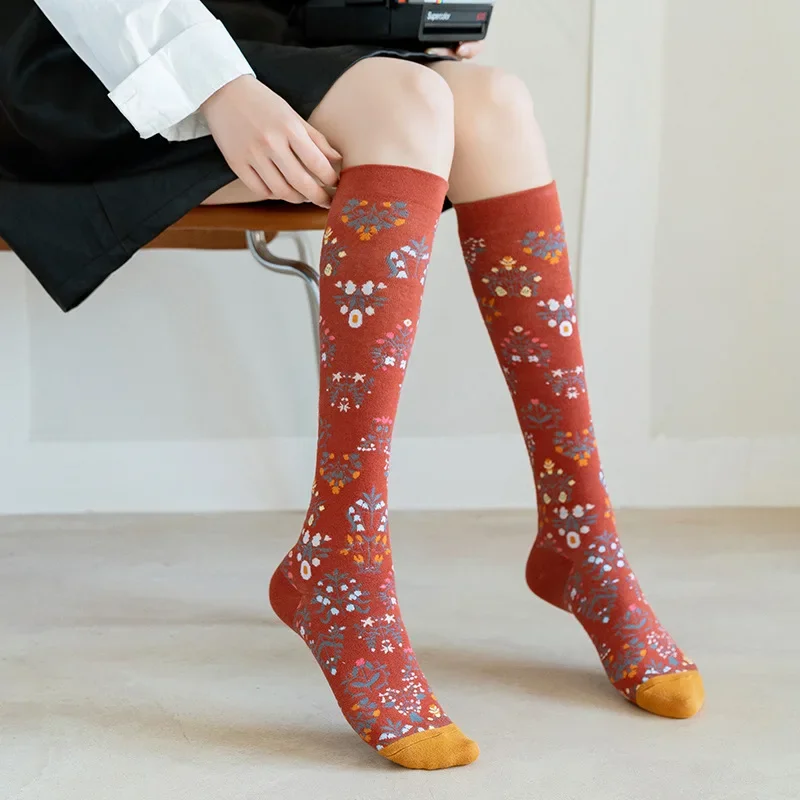 Sokker kvindelige midtlår læg- og knæstrømper fransk retro illustration litterær abstrakt gade forår og efterår bomuldssokker