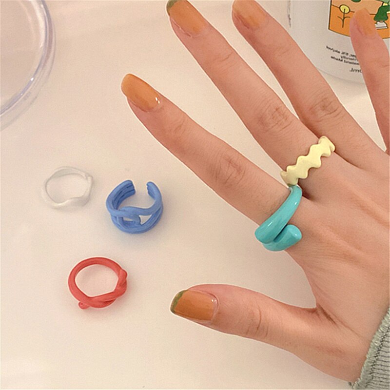 AOMU Neue Korea Stil Einfache Süße Süssigkeit Farbe Acryl Harz verdrehte Ring Unregelmäßige Geometrische Offene Ringe für Frauen