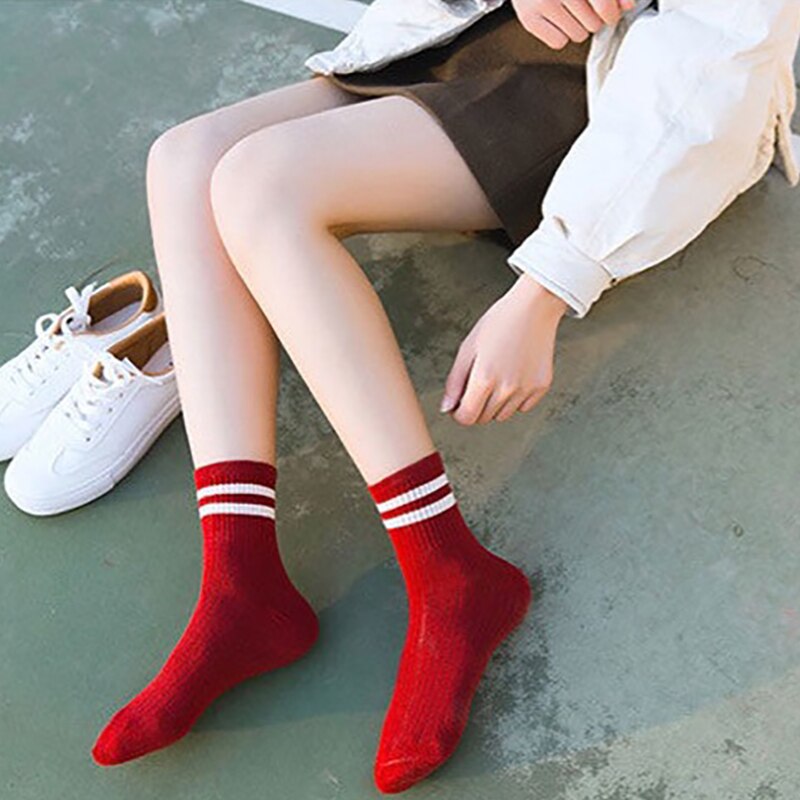 Unisex retro stil bomuld åndbare mid tube sokker ensfarvet stribet koreansk stil komfortable strikkede sokker: Rød