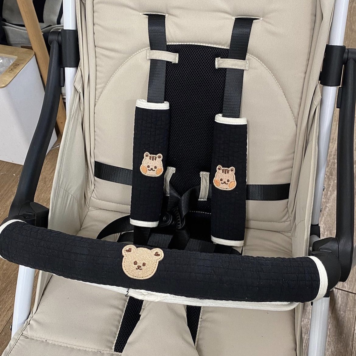 Baby Kinderwagen Armlehne Lätzchen Anti Biss Baumwolle Spucktuch Schutzhülle Kinderwagen Zubehör Neugeborenen Baby Schulter Schutz