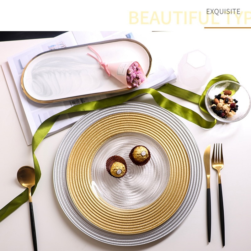 Assiettes en verre ménagères avec bordure dorée, texture européenne rétro, set de table occidental, plats occidentaux, steak, salade, dessert, vaisselle