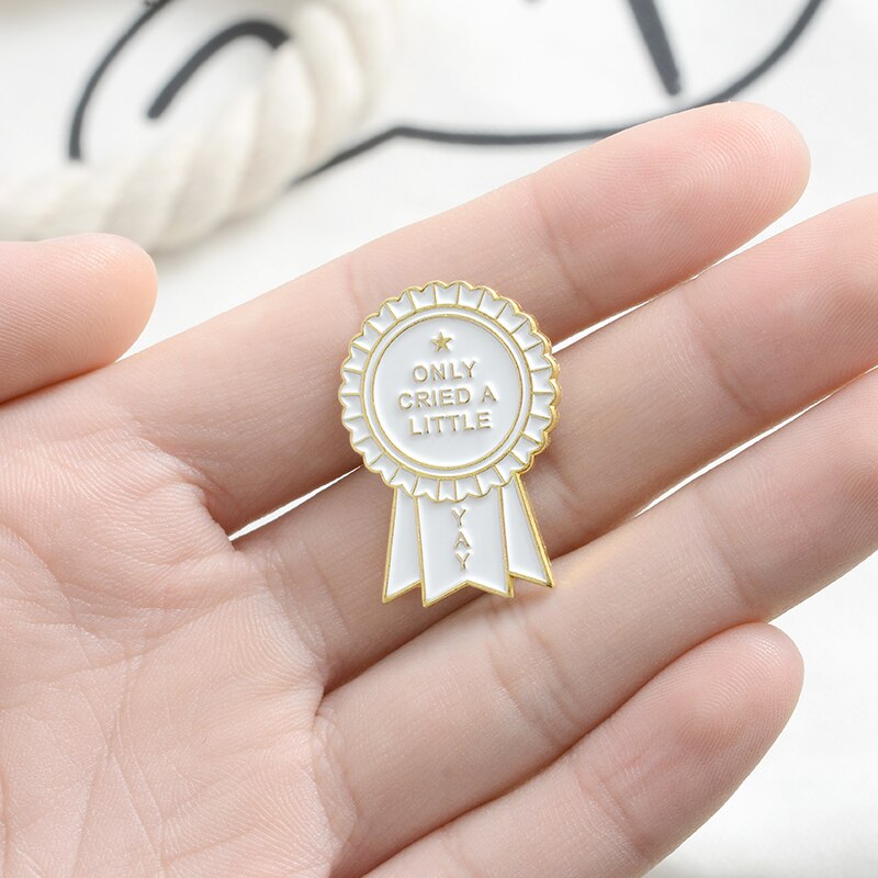 Yay só chorou um pouco pino de esmalte personalizado medalha broches prêmio fivela crachá engraçado jóias broches lapela pino presente para amigos