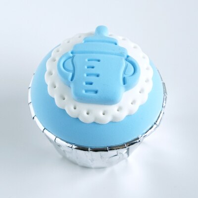Fondo de simulación de fondant pastel azul cielo cupcake adorno de de cumpleaños para niños: Rosa oscuro