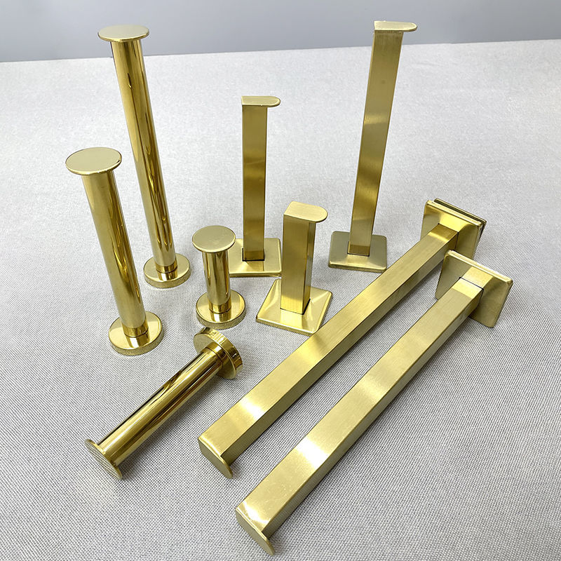 Gouden metalen haken plank muur hangende hangers winkels tonen meubilair decor kleding jas jurk pak ondergoed display rek