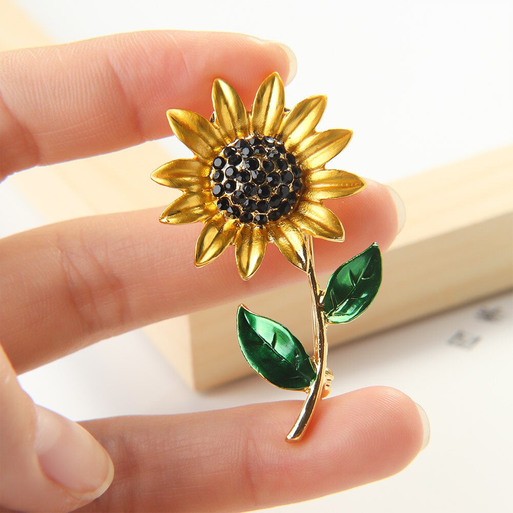 1Pcs Zonnebloem Emaille Broche Delicate Geel Paars Elegante Vrouwen Meisjes Strass Revers Pin Kleding Accessoires Sieraden