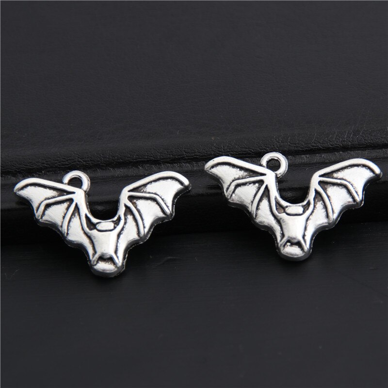 30pcs Argento Colore Carino Bat Pendenti E Ciondoli Volare Animale Dei Monili Hallow Misura I Risultati Del Pendente Per La Collana Fai Da Te Portachiavi 24x15 millimetri A2987