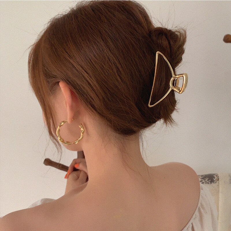 HUANZHI Korean Geometry Star Shell Gold Color Metal Simple Hollow Grip Claw Hair Clip for Women Girls Bath Accessories