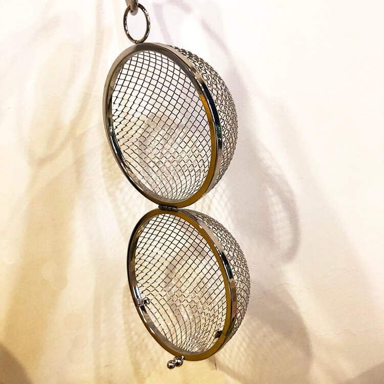 Runde, ausgehöhlte abendtasche, clutch, goldene legierung, schultertasche mit kette, luxuriöse handgelenktasche