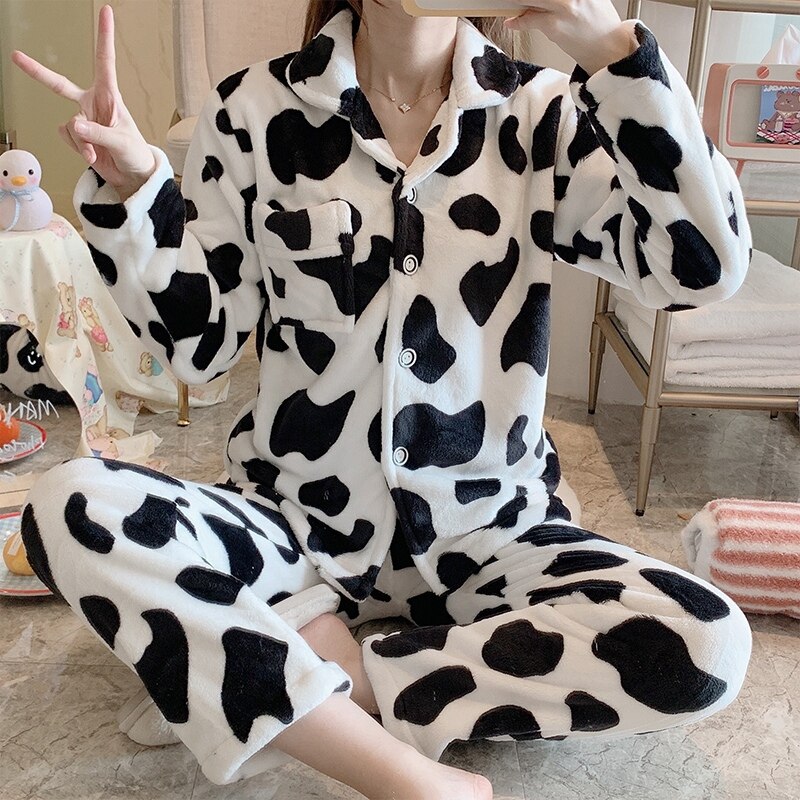 Conjunto de pijama de franela con estampado de vaca para mujer, ropa de dormir de manga larga gruesa y cálida, de terciopelo Coral, para el hogar, para invierno,
