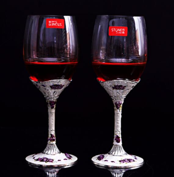 Luxury party party glass wine cup Beautifully embossed base glass red wine glass: A