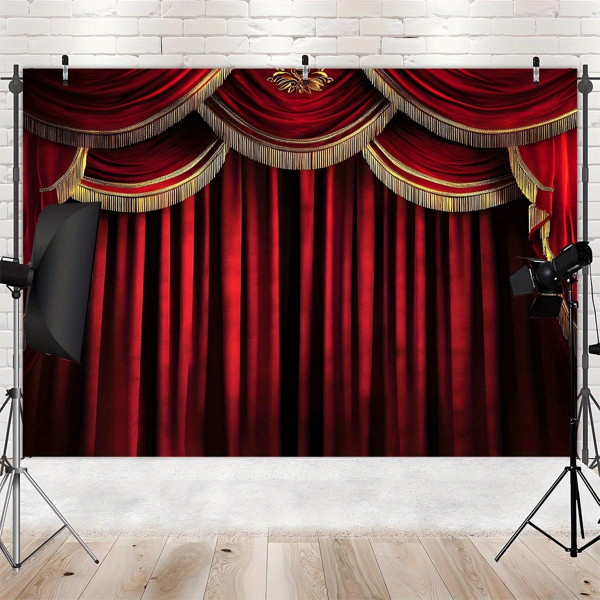 Een luxueus rood fluwelen toneelgordijn met gouden randen, perfect als achtergrond voor evenementen en ideaal om te vieren.