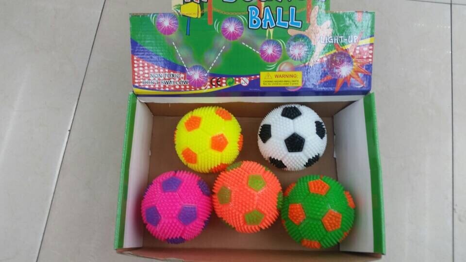 Slumpmässig färg välj led blixt fotboll taggig boll hög studsande bollar massageboll barn leksak glöd fest födelsedagsleksak
